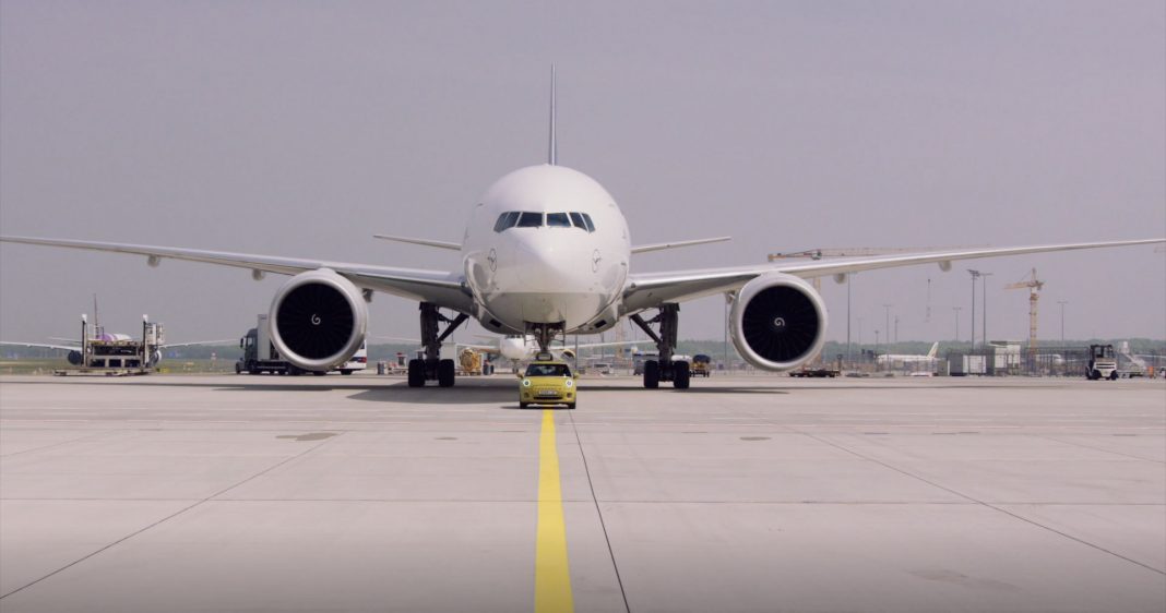 MINI Cooper SE zieht Boeing 777F der Lufthansa Cargo