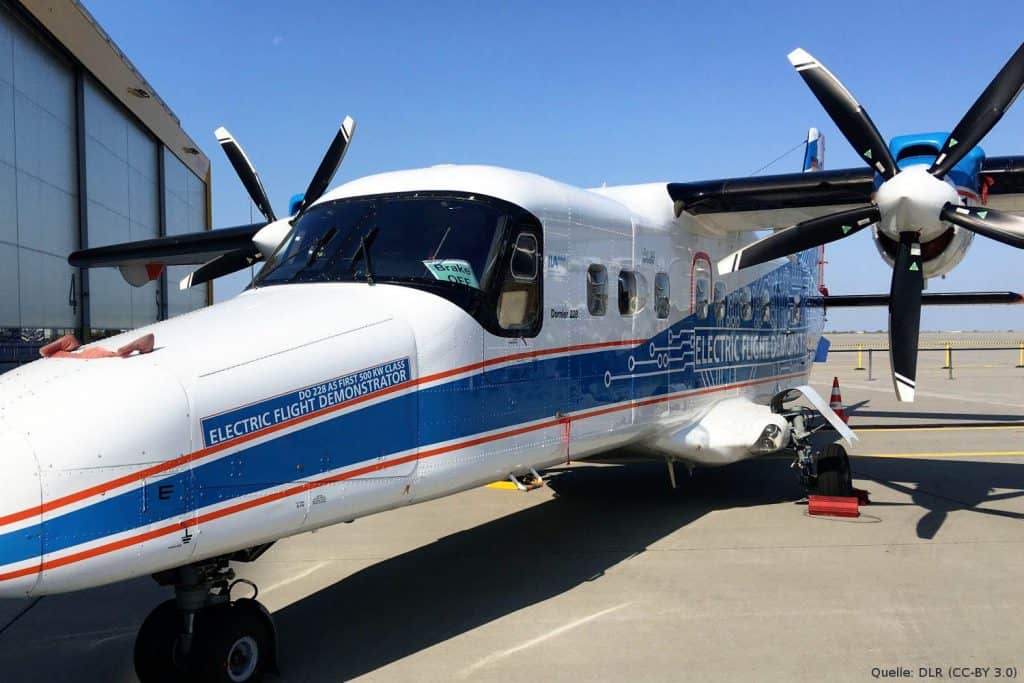 Do-228 D-CFFU des DLR – so könnte der "Electric Flight Demonstrator" aussehen: Anlässlich der Nationalen Luftfahrtkonferenz am 21. August 2019 in Leipzig präsentiert das Deutsche Zentrum für Luft- und Raumfahrt (DLR) seine Do-228 D-CFFU "im Gewand" des künftigen nationalen "Electric Flight Demonstrators".