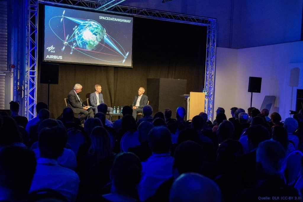 EDRS-C Launchevent im GSOC: Das Deutsche Raumfahrtkontrollzentrum (GSOC) am DLR Standort Oberpfaffenhofen ist für den Betrieb des EDRS Bodensegments verantwortlich. Im Bild (von links): Uli Bobinger (Moderator), Mathias Schneidereit (Market Development Manager, Airbus) und Dr. Andreas Ohndorf (Leiter Low Earth Orbit Satellite Missions, DLR).