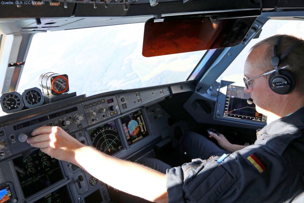 Testpilot im Forschungsflugzeug: DLR-Testpilot Georg Mitscher im Cockpit des Forschungsflugzeug ATRA (Advanced Technology Research Aircraft). In einer Reihe von Flugversuchen erprobt das DLR wie mit dem Assistenzsystem LNAS lärmarme Anflüge durchgeführt werden können.