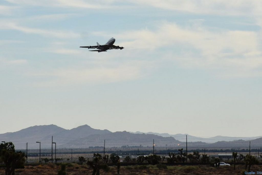 SOFIA kurz nach dem Start von ihrer Heimtbasis Palmdale/Kalifornien: Stationiert ist die umgebaute Boeing 747SP am Dryden Flight Research Center der NASA in Palmdale im US-Bundesstaat Kalifornien. Von dort aus ist sie nach Stuttgart geflogen, wo sie am frühen Morgen des Montag, 16. September, eingetroffen ist.