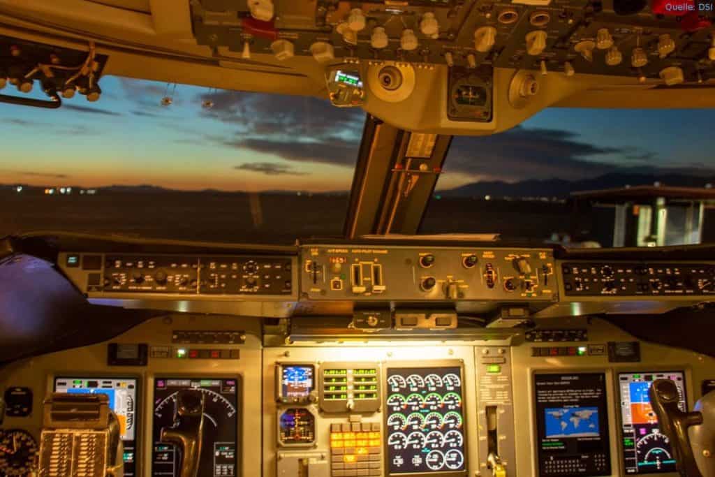 SOFIA in Palmdale/Kalifornien vor dem Flug nach Stuttgart: Blick in das Cockpit der Boeing 747SP.