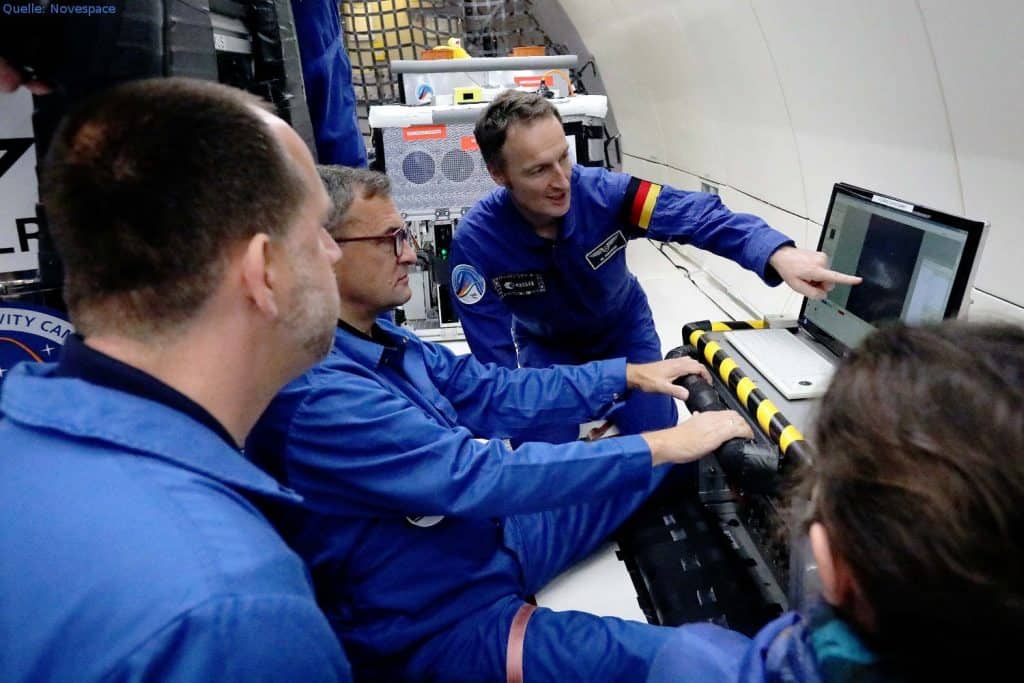 Der deutsche ESA-Astronaut Matthias Maurer bei FLUMIAS: Der deutsche ESA-Astronaut Matthias Maurer war ebenfalls auf Einladung des DLR an Bord des Airbus A310 ZERO G und half beim FLUMIAS-Experiment der Universitäten Frankfurt und Marburg, gemeinsam mit Airbus.