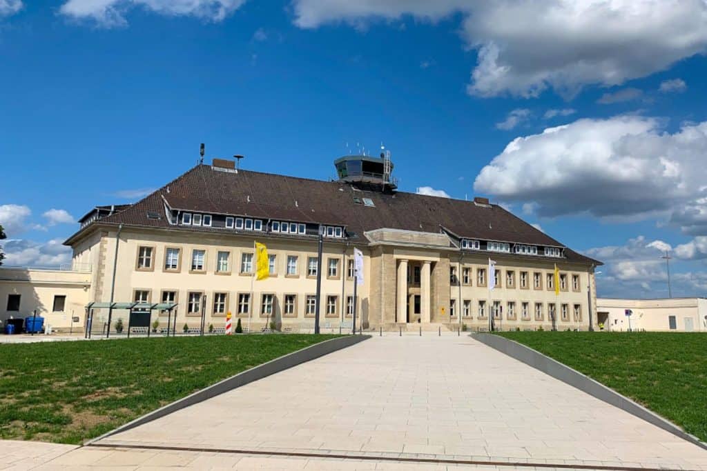 Der Kontrollturm am Flughafen Braunschweig Wolfsburg befindet sich direkt auf dem Dach des Hauptgebäudes.