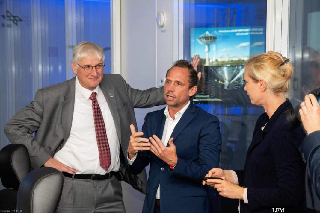 V.l.n.r.: Prof. Dr. Hansjörg Dittus (Vorstand für Raumfahrtforschung und -technologie am DLR), Thorsten Glauber (Bayrischer Staatsminister) und Prof. Dr. Claudia Künzer (Leiterin der Abteilung "Dynamik der Landoberfläche")