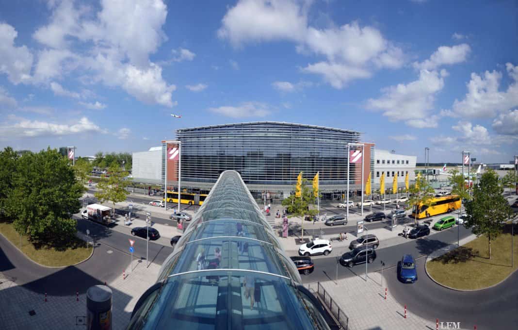 Flughafen Dresden Terminal, Vorfahrt mit Kurzzeitparkplätzen, Skywalk vom Parkhaus zum Terminal