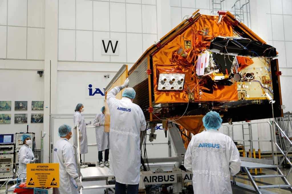 Airbus testet Sentinel-6 für den Weltraum in Ottobrunn