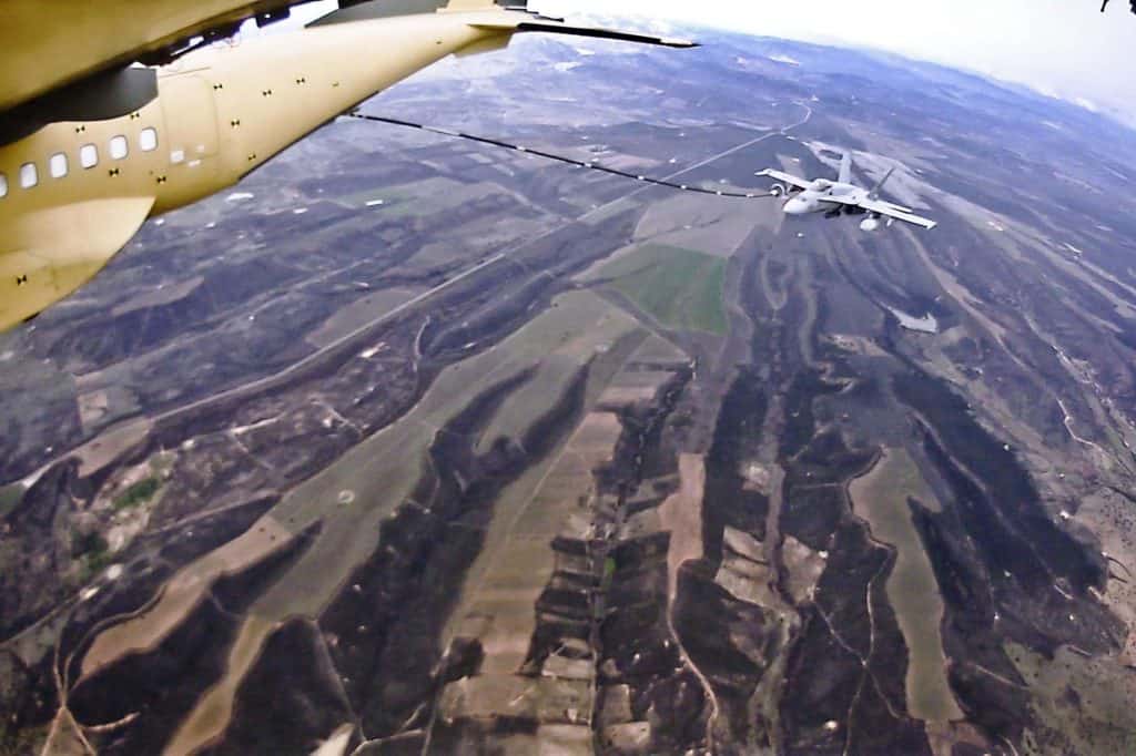 Airbus C295 Tankflugzeug bei der Luft-zu-Luft-Betankung