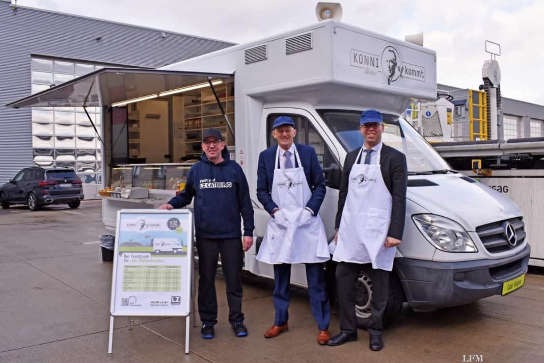 Ingo Süß (Betriebsleiter LZ-Catering), Johan Vanneste (Vorsitzender der Geschäftsführung Köln Bonn Airport) und Torsten Schrank (Geschäftsführer Köln Bonn Airport) beim ersten Einsatz des Foodtrucks „Konni Kommt“ am Flughafen Köln-Bonn, (v.l.n.r.).