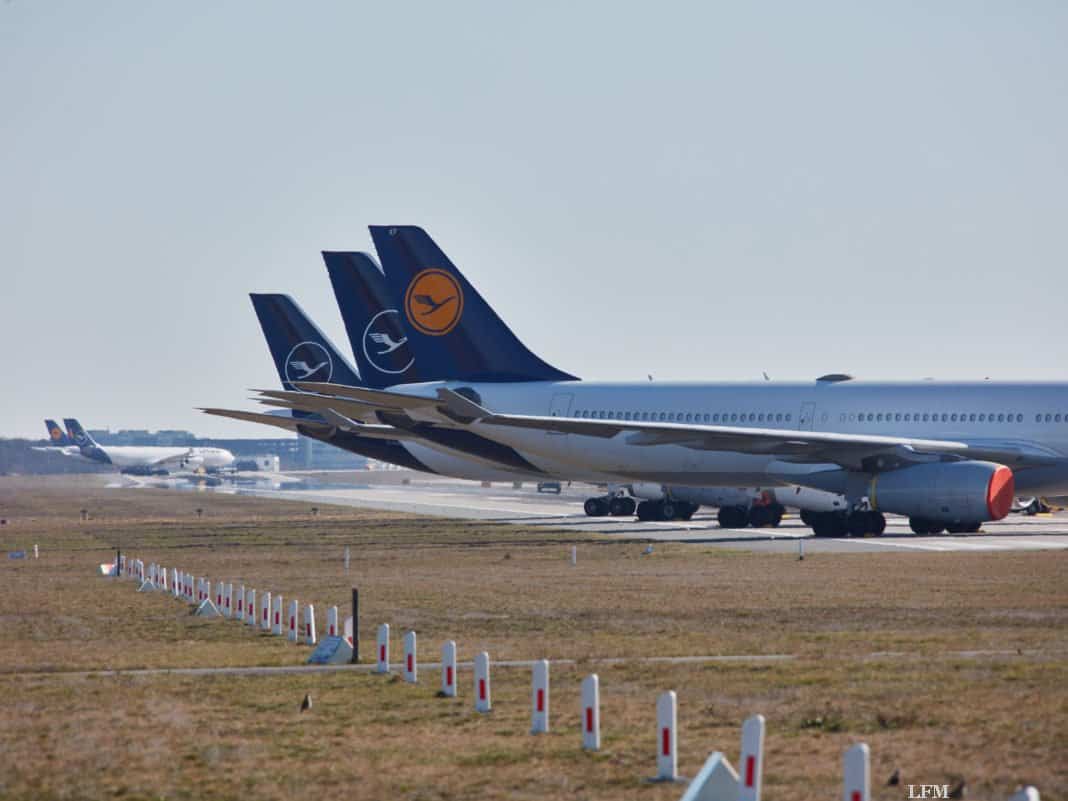 Lufthansa Flugzeuge parken auf der Startbahn Nordwest am Flughafen Frankfurt