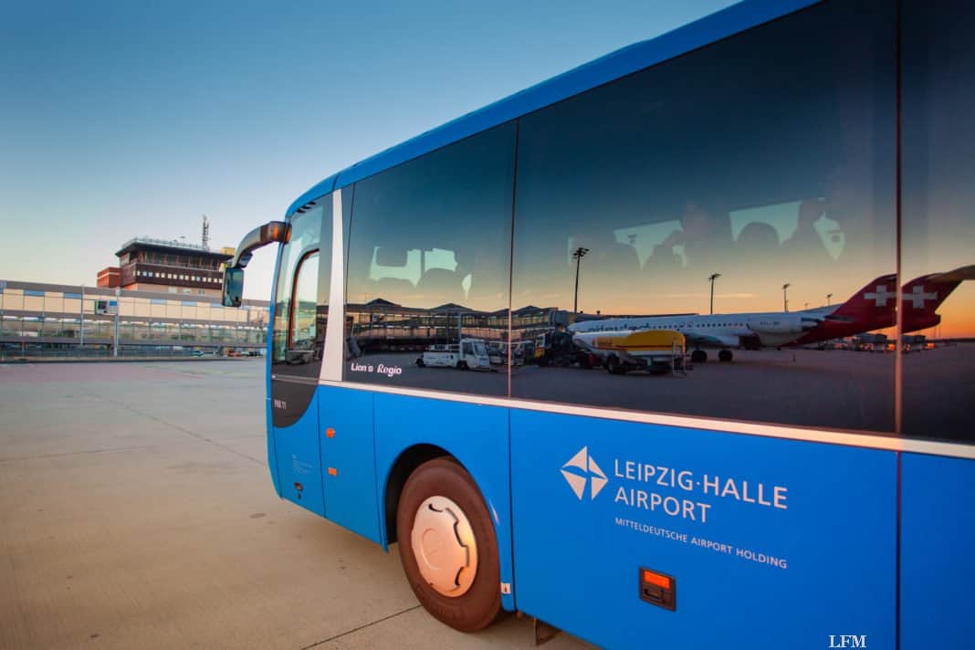 Führung am Flughafen Leipzig/Halle, Fahrt im Bus über das Vorfeld