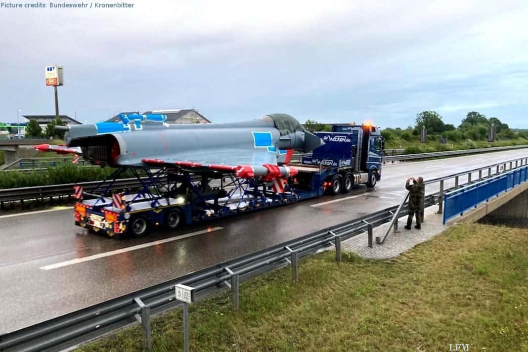 Eurofighter auf der Straße nach Kaufbeuren