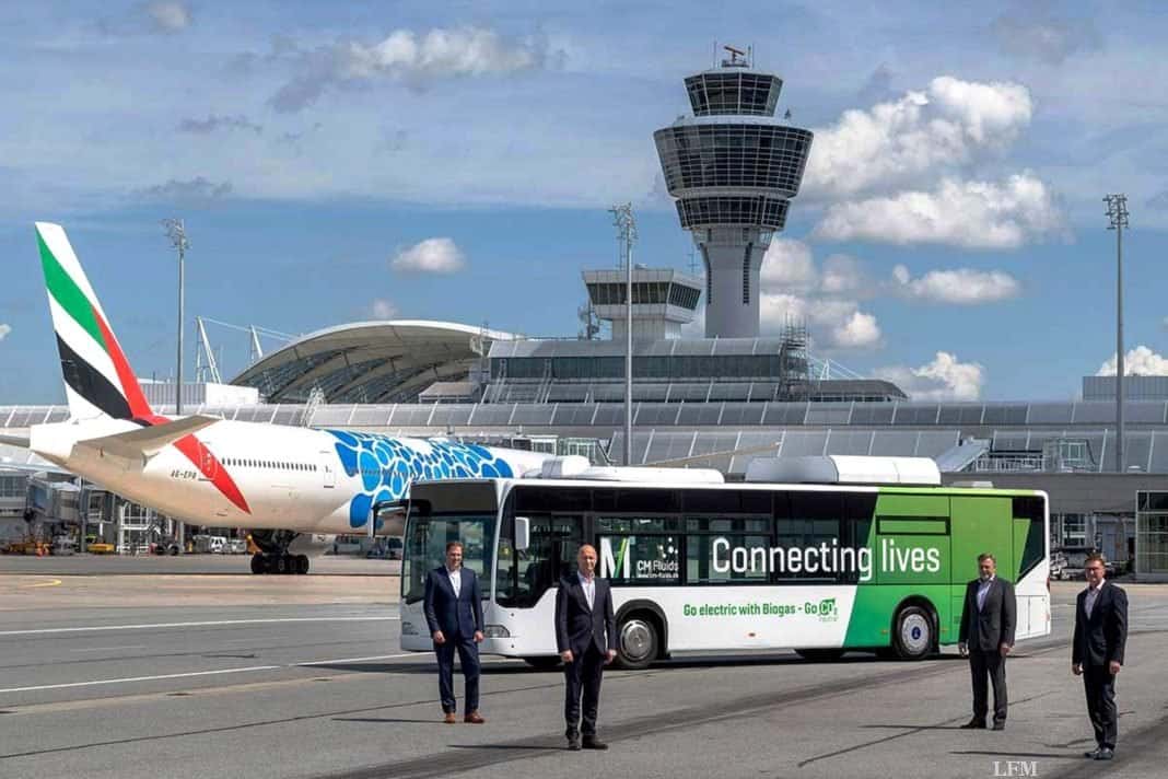 Biogas-Bus mit Elektroantrieb fährt am Flughafen München