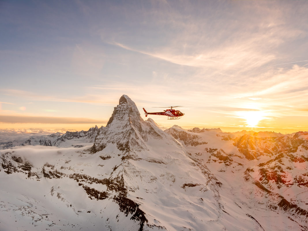 AS 350 B3 "Écureuil" (Airbus Helicopters H125) von Air Zermatt (Reg. HB-ZVS) am Matterhorn