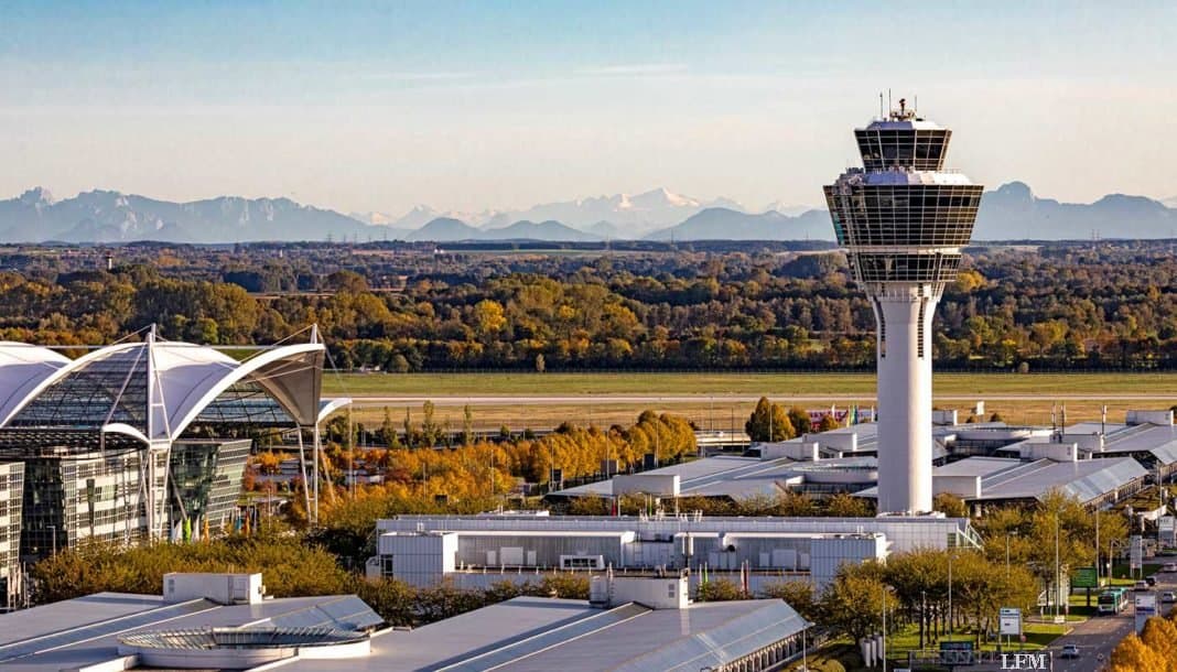 Flughafen mit Alpenpanorama