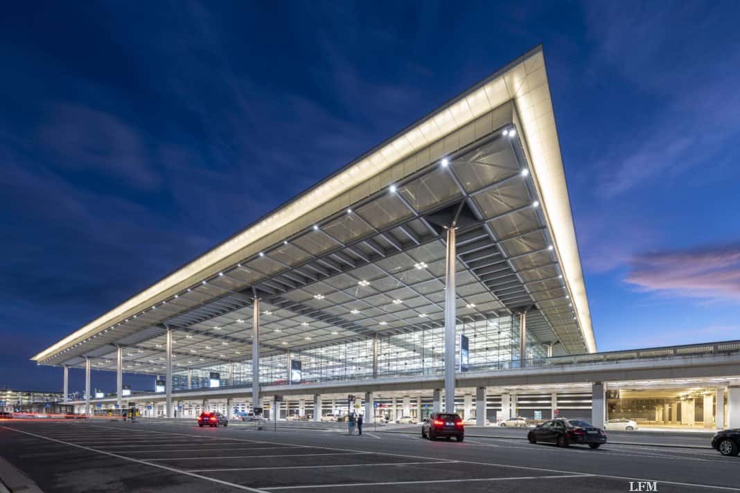 Flughafen Berlin Brandenburg Willy Brandt (BER) bei Nacht