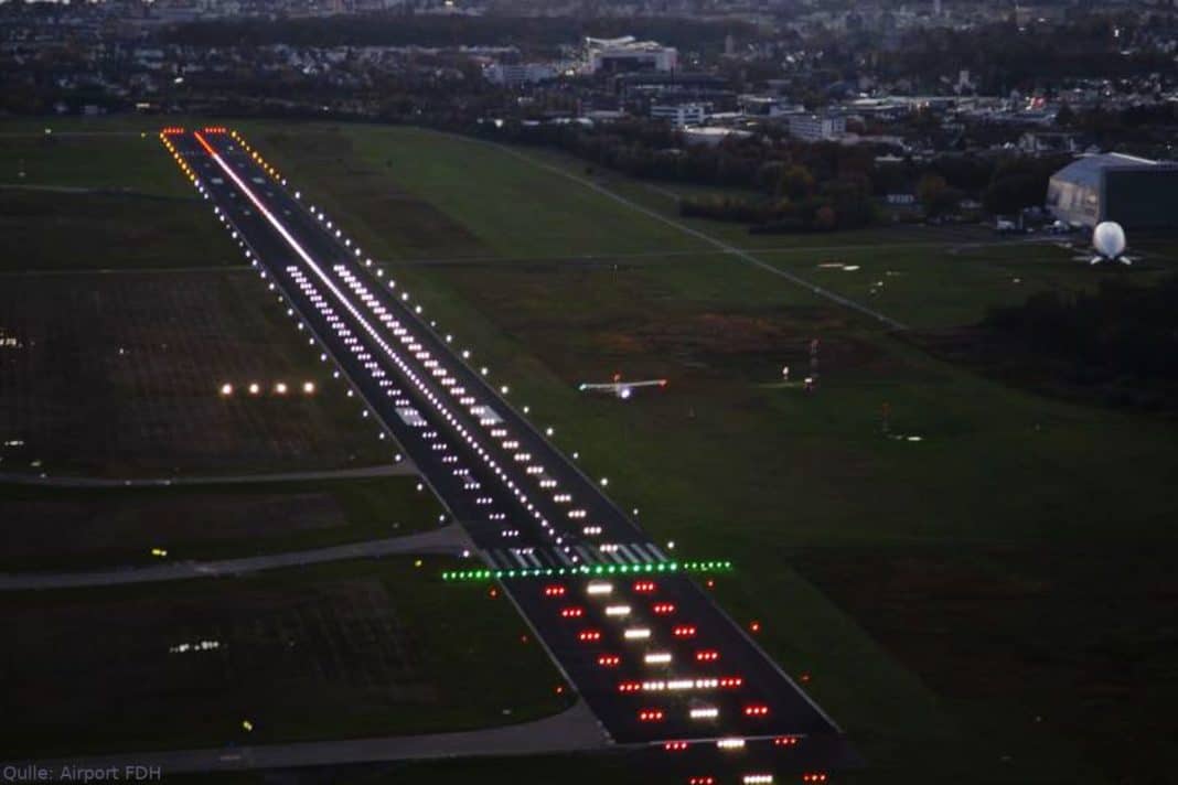 Flughafen Friedrichshafen, Runway bei Nacht