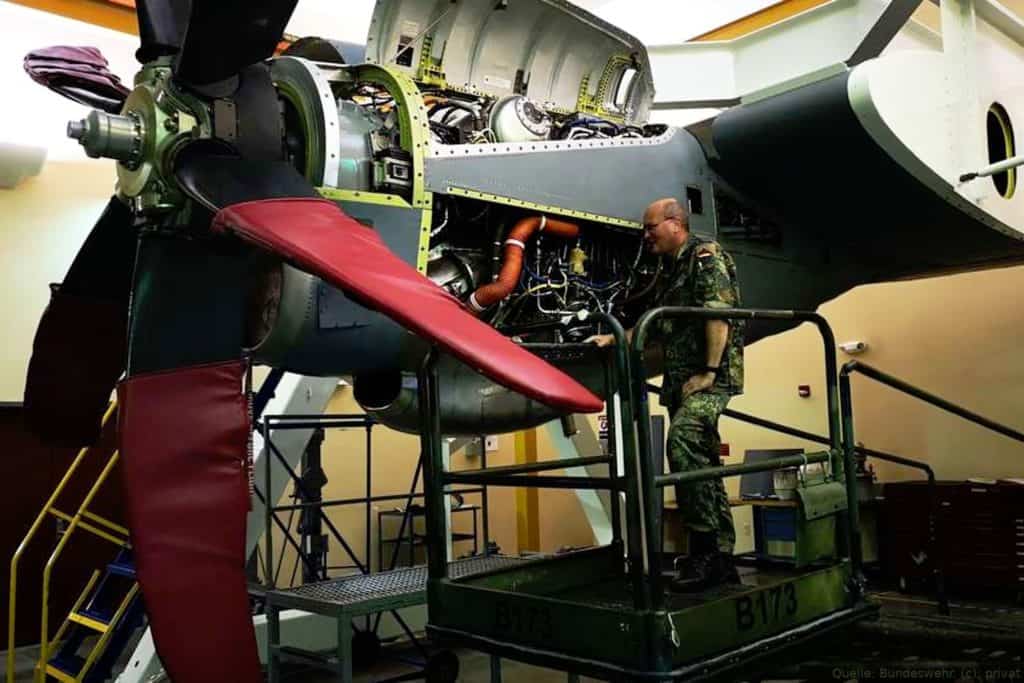 Mechaniker arbeitet am Triebwerk der C-130J Hercules in Évreux