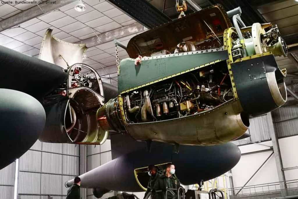 Triebwerk der C-130J Hercules in Évreux Évreux: Super-Hercules Staffel im Aufbau