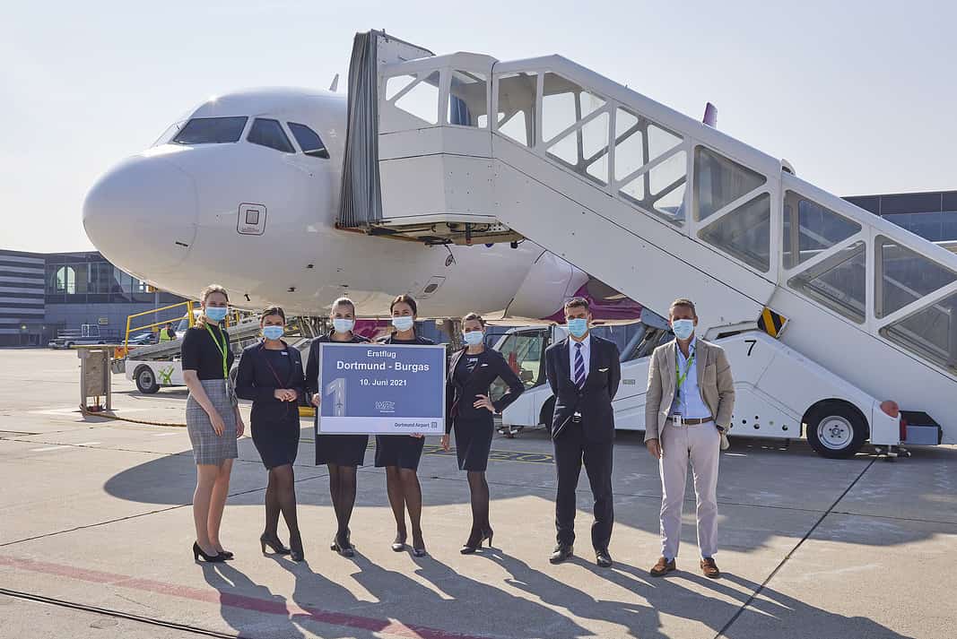 Wizz Air Erstflug nach Burgas: Guido Miletic, Leiter Airport Services und Marketing, und Flughafen-Pressesprecherin Davina Ungruhe begrüßten die Wizz Air Crew auf dem Vorfeld.