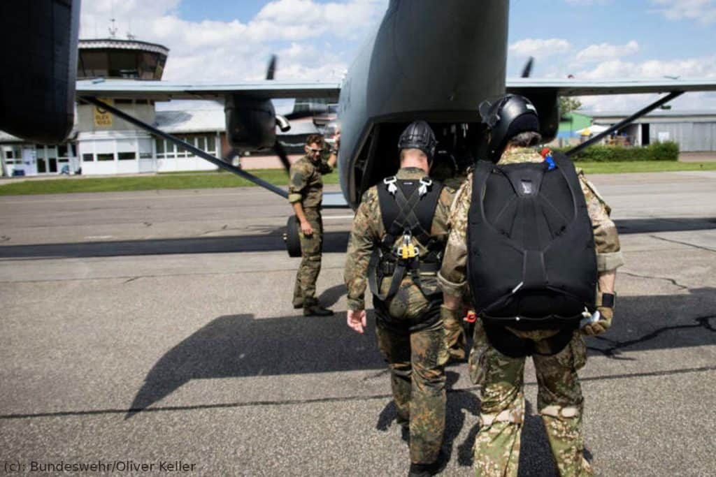 KSK und Gebirgsjägerbrigade beim Fallschirmspringen