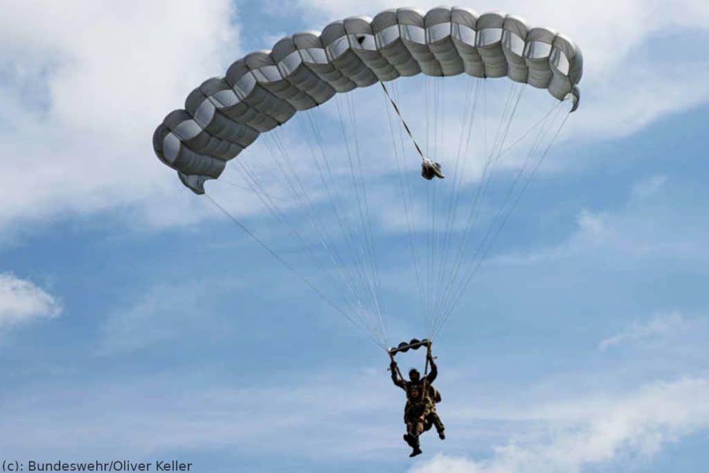 KSK und Gebirgsjägerbrigade beim Fallschirmspringen