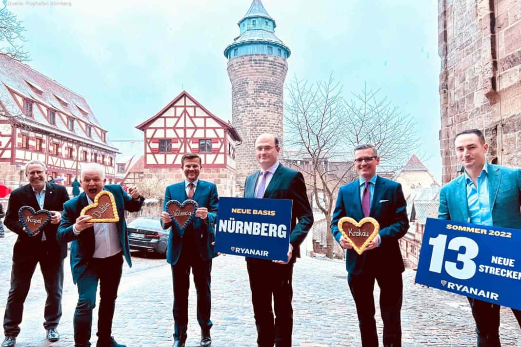 Flughafengeschäftsführer Dr. Michael Hupe, Ryanair CEO Eddie Wilson, Oberbürgermeister der Stadt Nürnberg Marcus König, Bayerischer Finanzminister Albert Füracker, Wirtschaftsreferent der Stadt Nürnberg Dr. Michael Fraas und Ryanair Director of Commercial Jason McGuiness (v. l.) bei der Präsentation der neuen Ryanair-Ziele auf der Kaiserburg