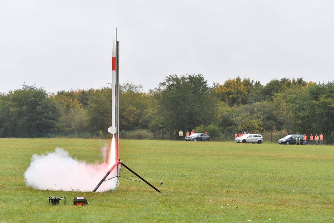 Start einer Rakete mit CanSats an Bord: Beim großen Finale des jährlichen CanSat-Wettbewerbs startet in Rothenburg (Wümme) eine Rakete mit CanSats an Bord