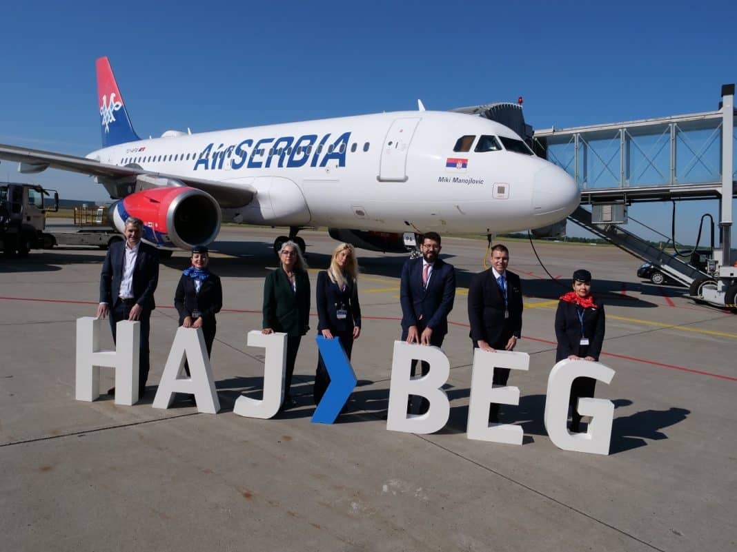 Martin Altemöller (Bereichsleiter Aviation Management am Hannover Airport) mit Vertretern der Airline.