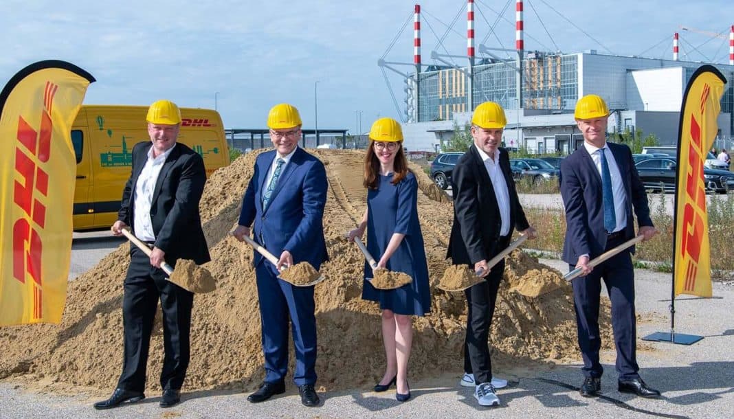 von links: Timo Köpsel, Director Gateway München DHL Express Deutschland; Staatsminister Dr. Florian Herrmann, MdL und Leiter der Bayerischen Staatskanzlei; Nathalie Leroy, Geschäftsführerin Finanzen und Infrastruktur Flughafen München GmbH; Markus Reckling, Managing Director DHL Express Deutschland; Jost Lammers, Vorsitzender der Geschäftsführung Flughafen München GmbH