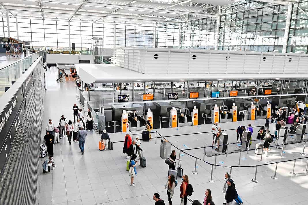 Passagiere in der zentralen Halle des Terminal 2 am Flughafen München