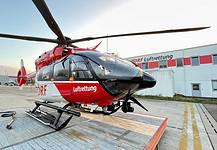 Der neue Christoph 43, eine hochmoderne H145 mit Fünfblattrotor, auf der Landeplatte an der Station Karlsruhe.