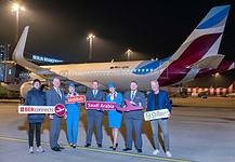 Stefan Nitert, Basemanager BER, Eurowings (1.v.r.) und Andreas Ley, Senior Manager Business Development Aviation, Flughafen Berlin Brandenburg GmbH (1.v.l.) inmitten von Crew.