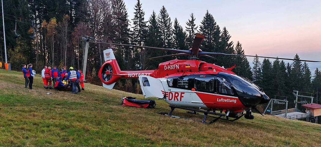 Ein Radfahrer verletzt sich nahe der Mittelstation am Hohenbogen schwer.