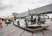 E-Flugzeugschlepper auf dem Vorfeld Köln Bonn Airport