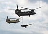 Eine CH-47F Block II Chinook der US-Armee führt zusammen mit einem CH-47F Block I-Flugzeug einen Schleuderbelastungstest durch.