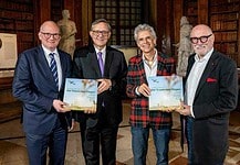 Vlnr: Flughafen Wien-Vorstände Julian Jäger und Günther Ofner, Autor Thomas Brezina und Verleger/Fotograf Lois Lammerhuber präsentieren das Buch „Der Traum vom Fliegen“