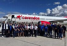 Meilenstein im Basketball: EuroLeague-Heimspiel von Anadolu Efes in Antalya Anadolu Efes Team und Corendon Airlines Crew