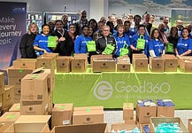 Frankfurt Airport: United Airlines is committed to helping those in need. Build a kit for people in need - United-Team in Frankfurt