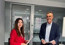 Kooperation zwischen Flughafen Hahn und Aktau International Airport Meruyert Zholdybayeva, General Manager Aktau International Airport (links), und Rüdiger Franke, Geschäftsführer und CEO TRIWO Hahn Airport, nach der Unterzeichnung der Partnerschaft.